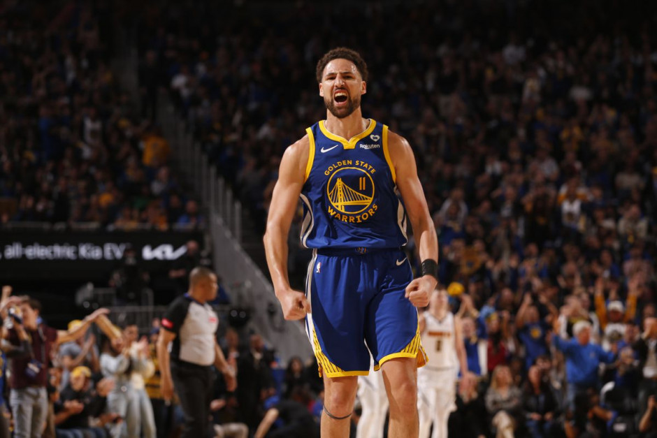 两位后卫在 两位后卫在